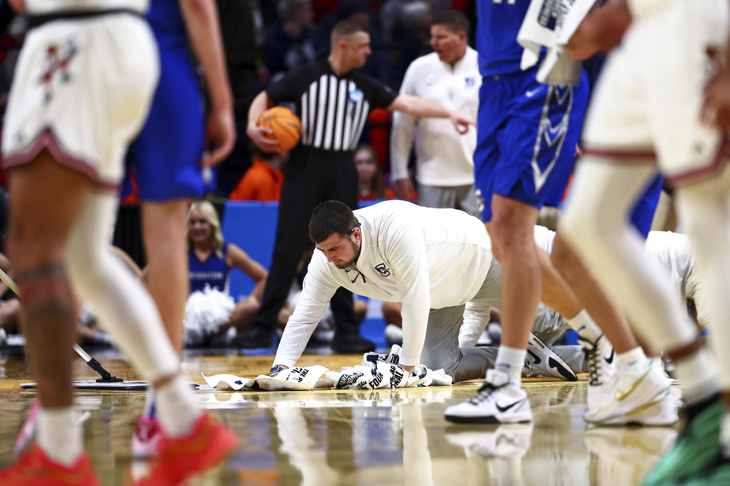 Fan throws water bottle on court in closing moments of Creighton-Louisville