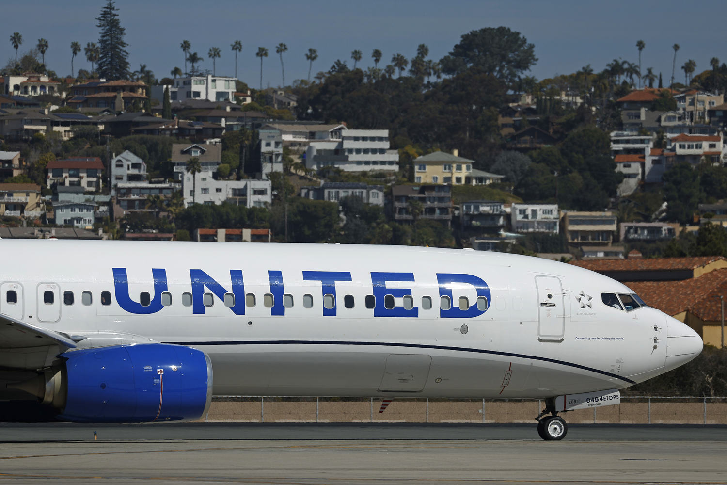 What to know as United Airlines raises annual fees for lounges and rewards credit cards