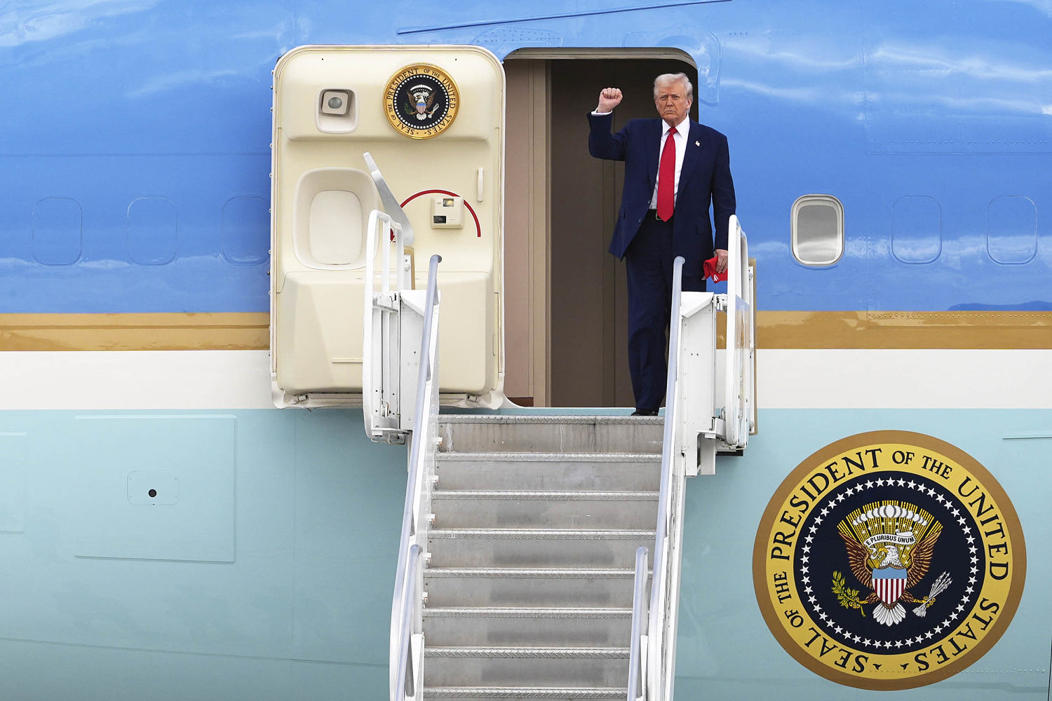 Trump scrambles to defend luxury jet from Qatar he’ll use as Air Force One