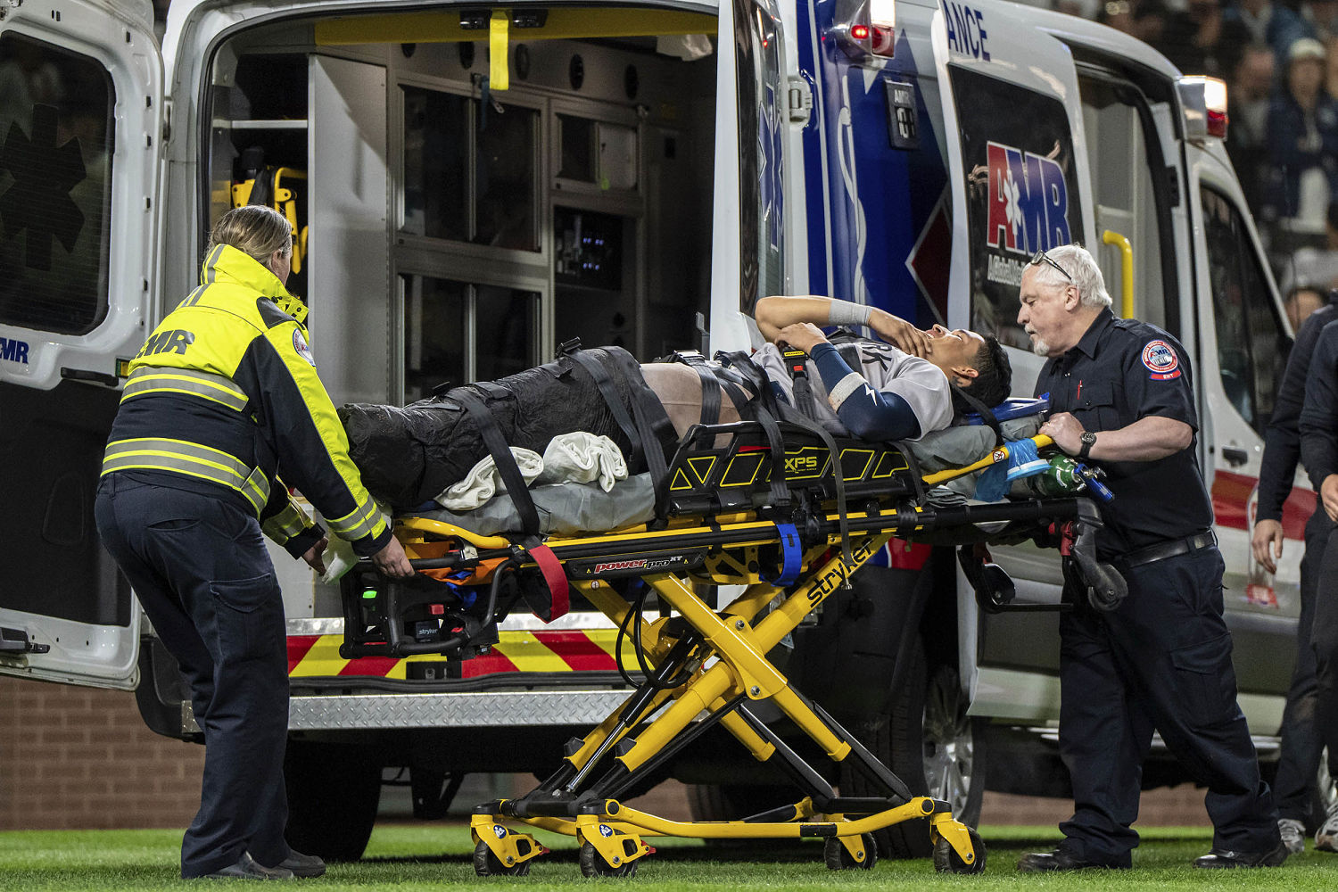 Yankees infielder leaves game vs. Mariners in ambulance