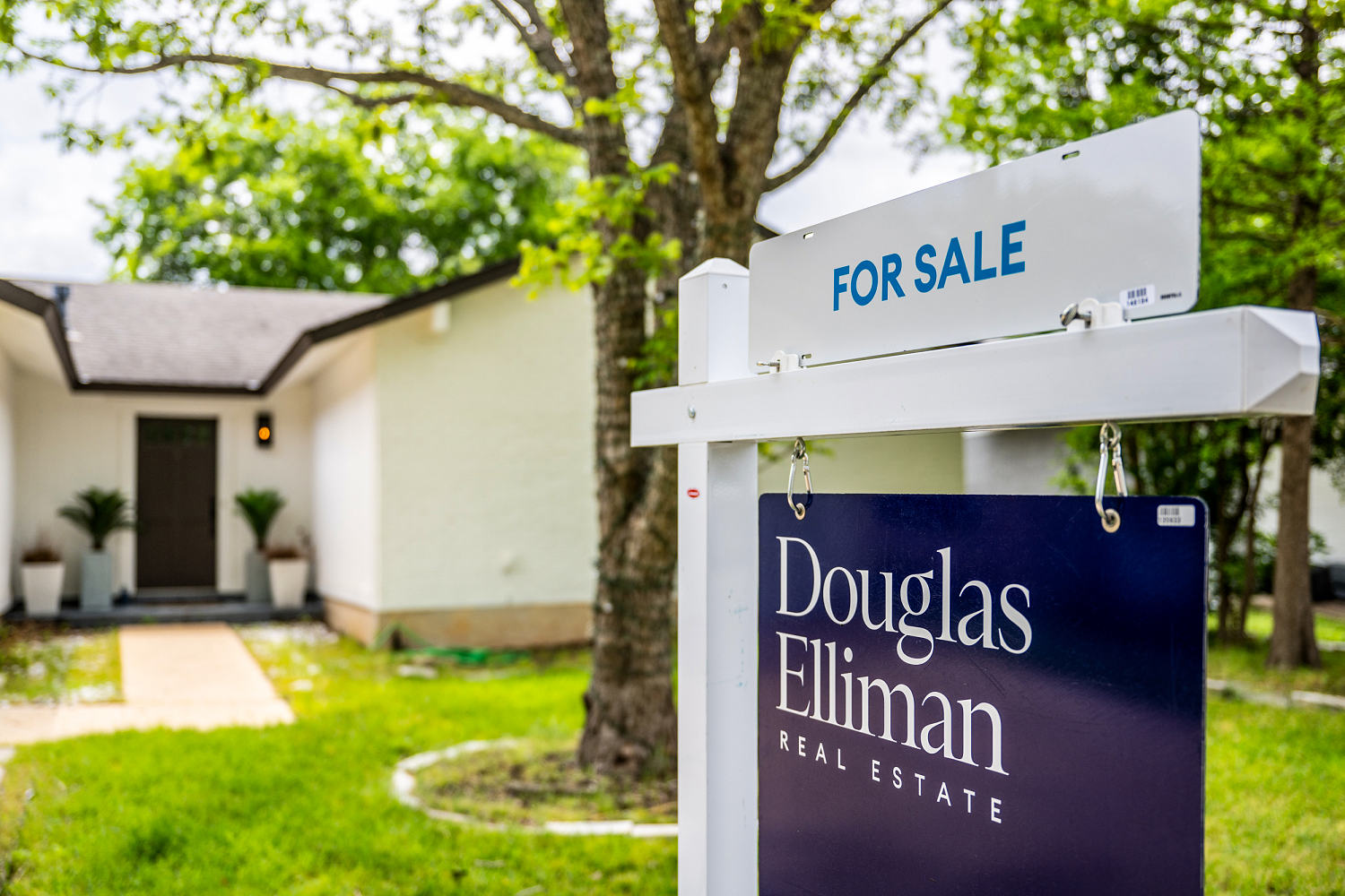 Mortgage rates cross back over 7% after U.S. credit downgrade
