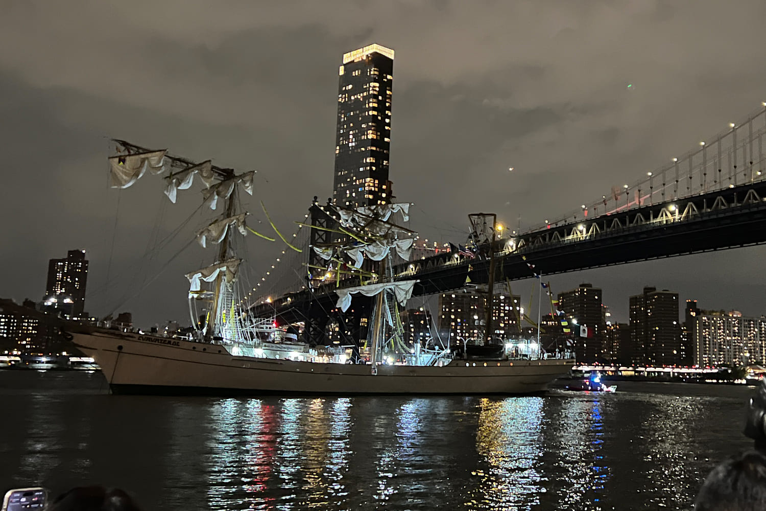 19 hurt as Mexican naval training ship strikes Brooklyn Bridge