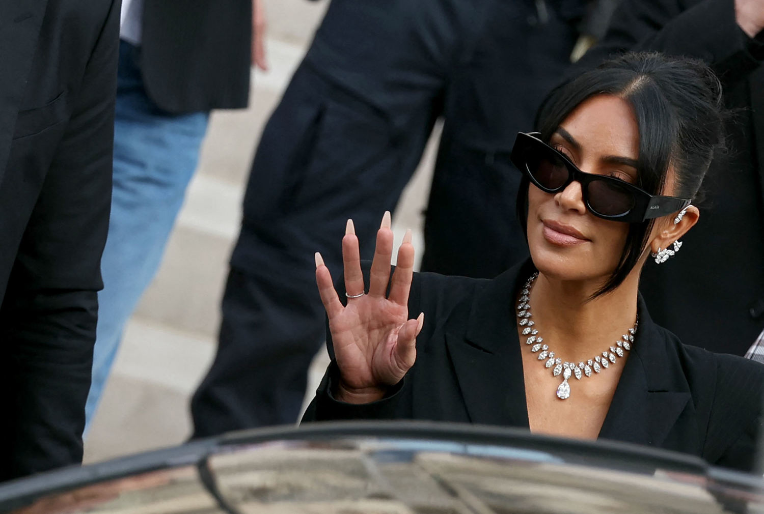Kim Kardashian พูดหลังจากการตัดสินของการพิจารณาคดีการปล้นอาวุธในปารีส Kim Kardashian พูดหลังจากการตัดสินของการพิจารณาคดีการปล้นอาวุธในปารีส