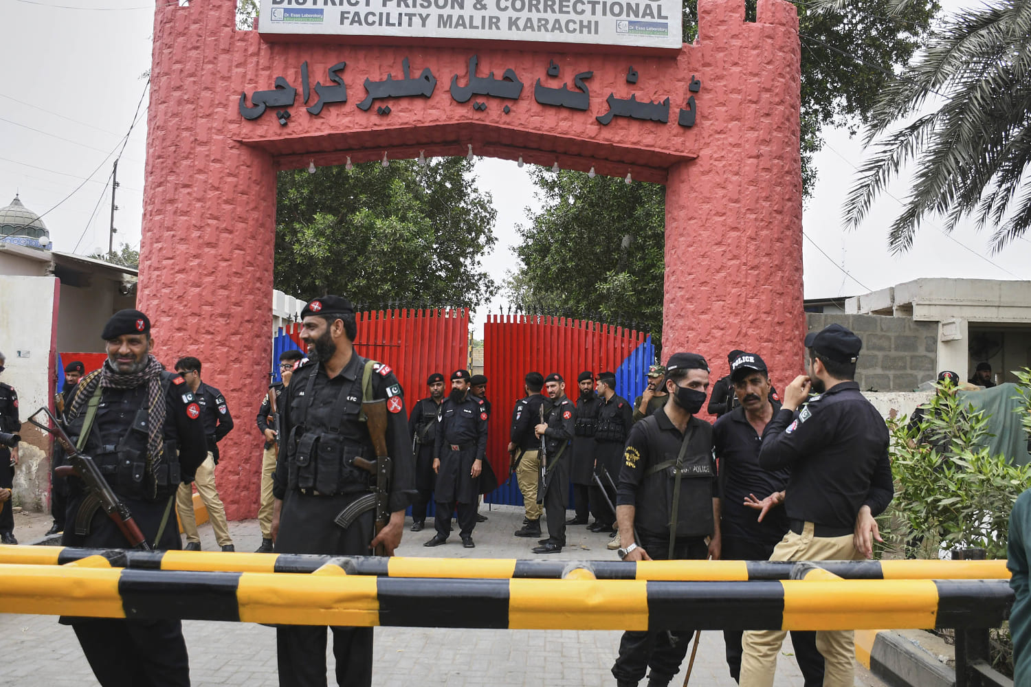 Over 200 inmates escape Pakistani prison after earthquake