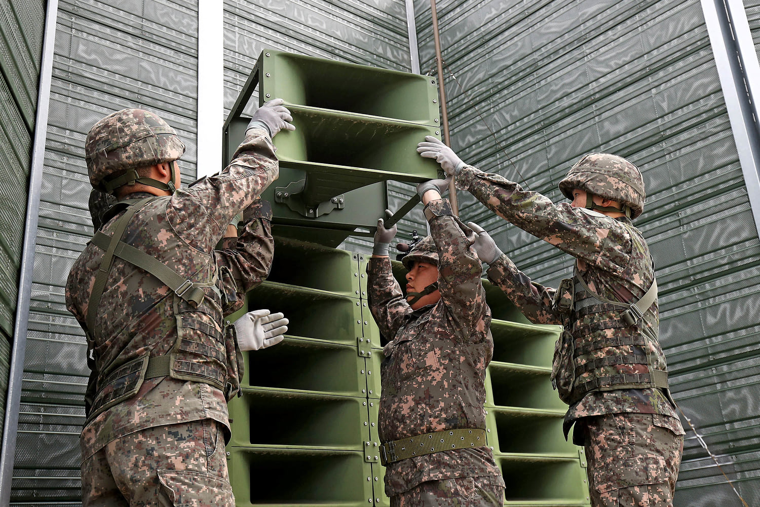 North Korea appears to follow the South in suspending loudspeaker broadcasts