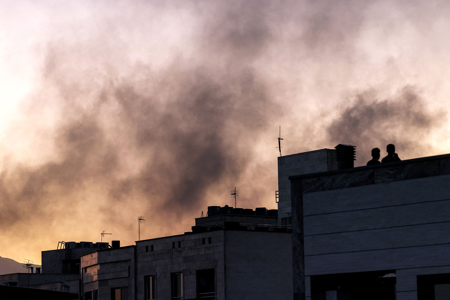 Will Israel's airstrikes cause the collapse of the Iranian regime?