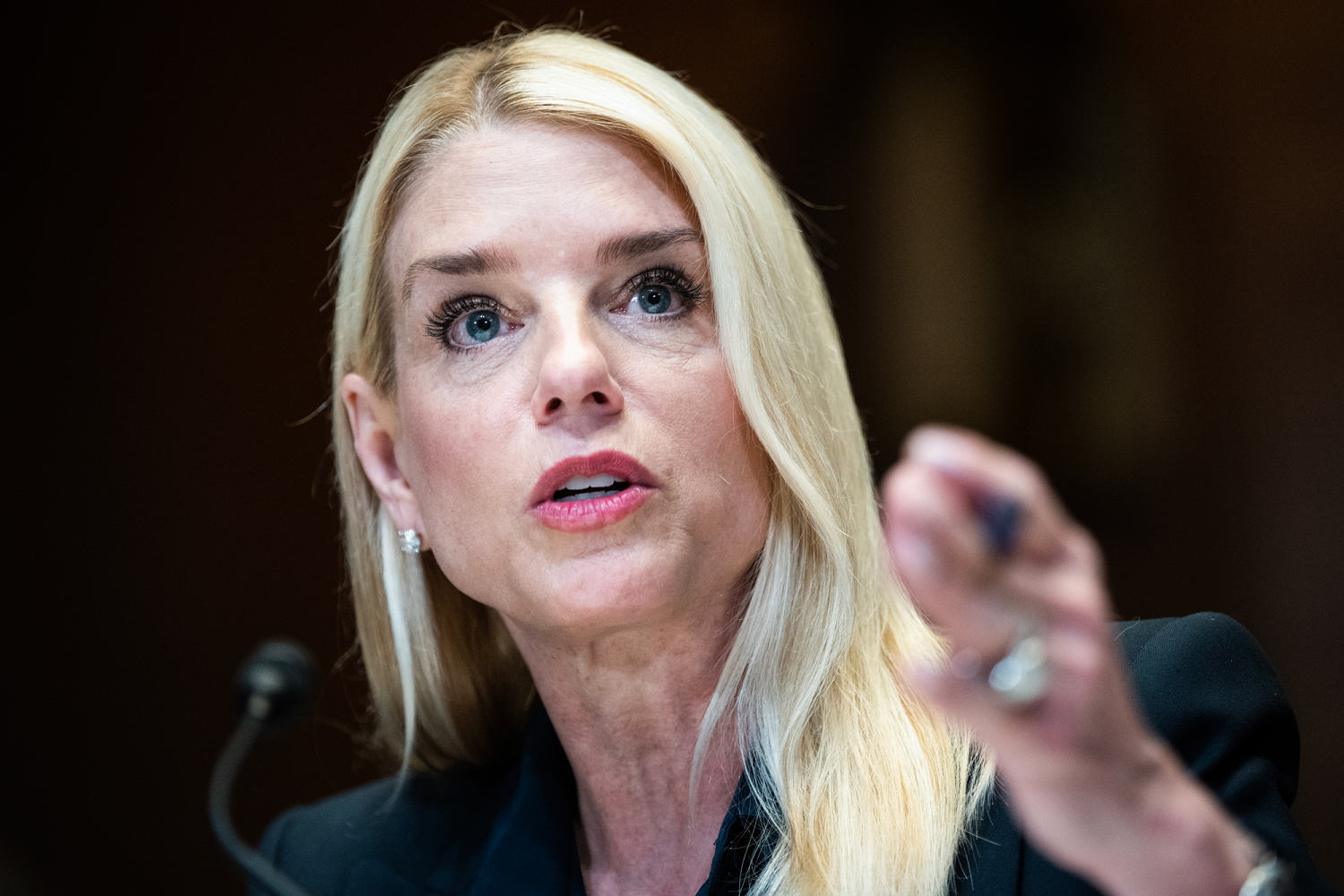 Bondi hedges on masked ICE agents, says it’s ‘the first time the issue has come to me’
