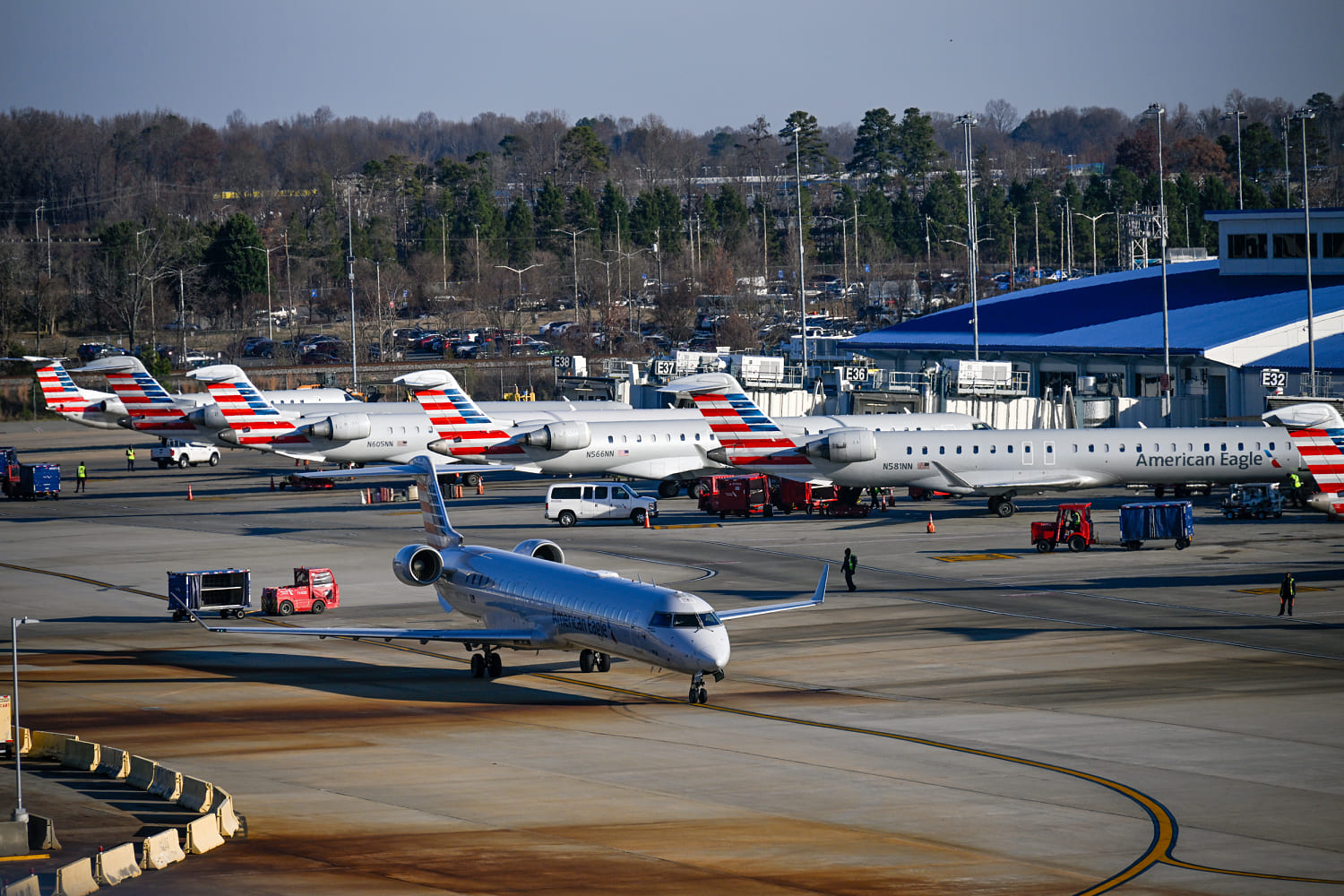 Odor at Charlotte airport sends crew members to hospital