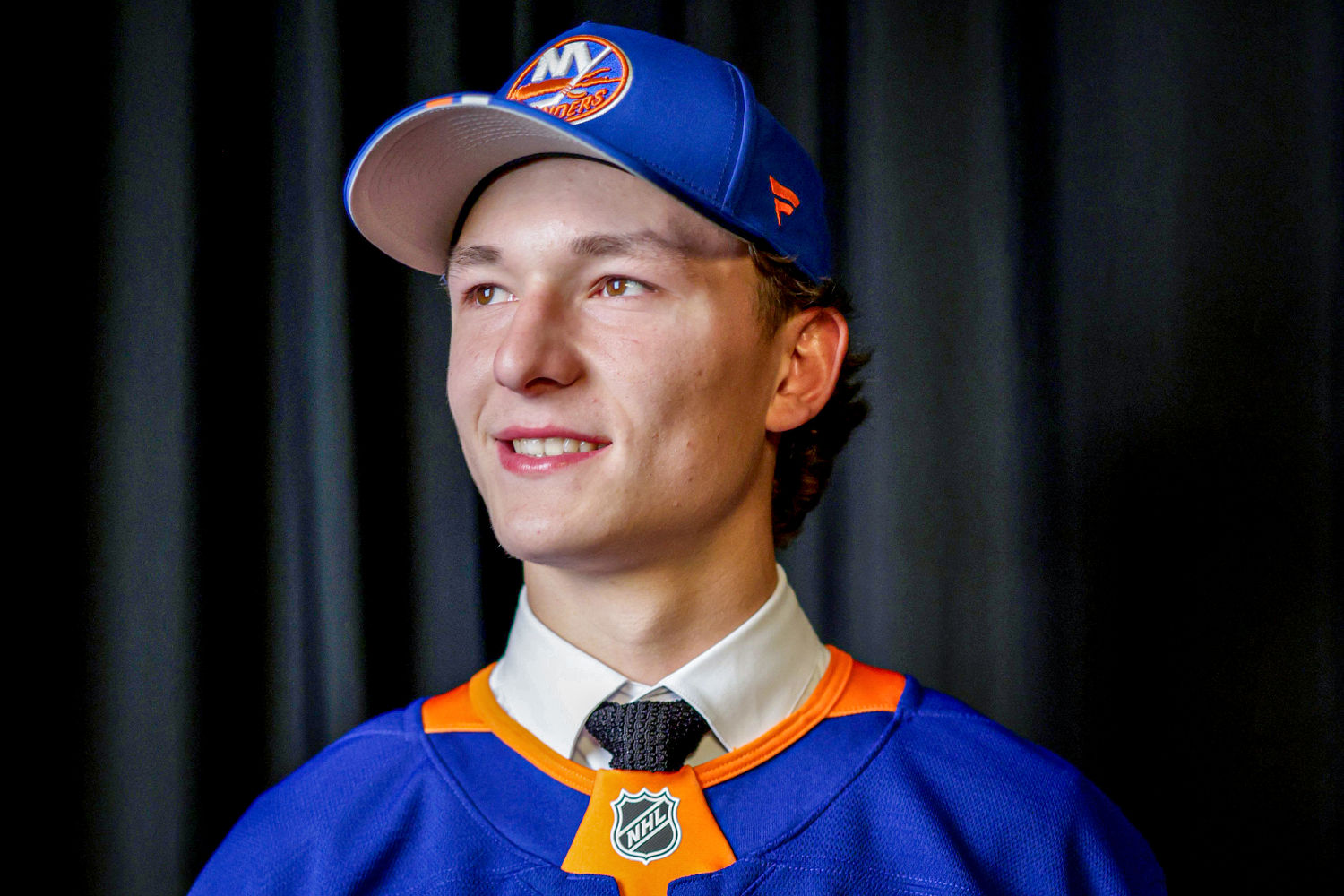 Matthew Schaefer, the NHL No. 1 pick, pays tribute to late mother with a kiss and a promise