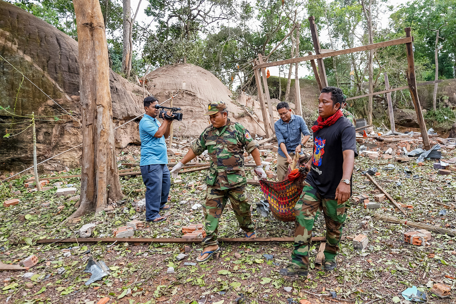 Tens of thousands flee their homes as Thailand and Cambodia clash
