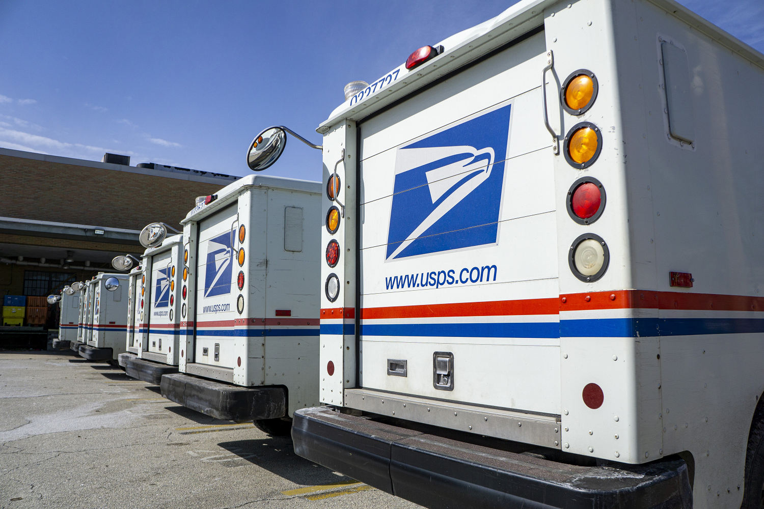 Global mail carriers suspend U.S. deliveries amid confusion over new import duties
