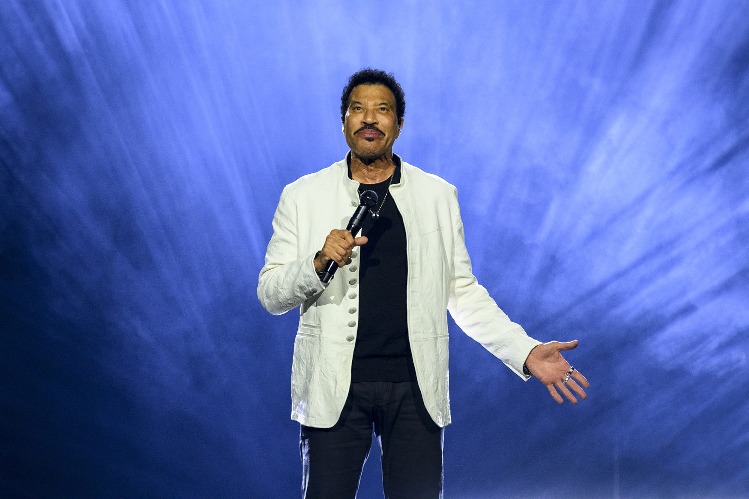 Lionel Richie cuts opening night concert short after feeling dizzy onstage