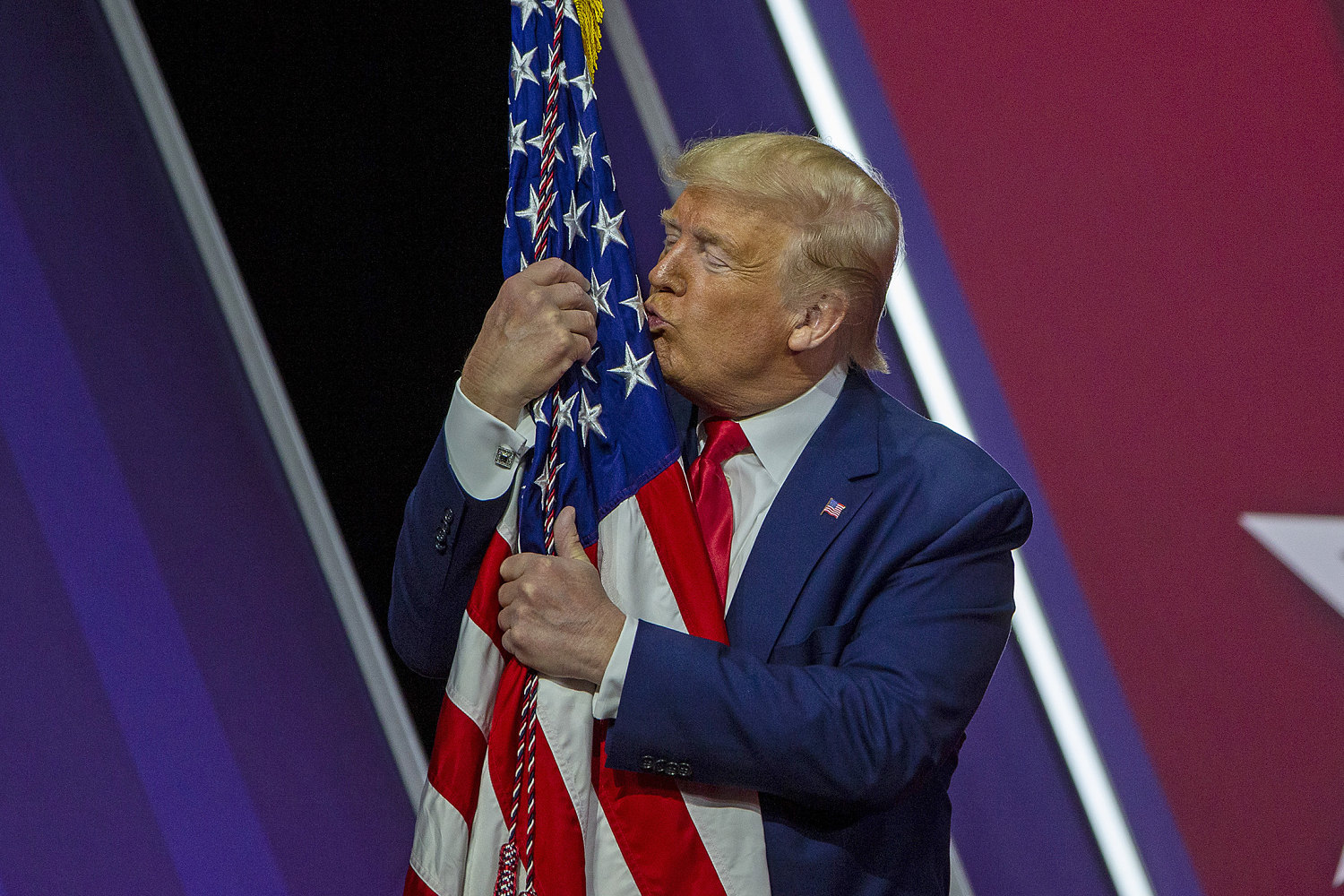Trump just signed an executive order on flag burning. There are a few problems.
