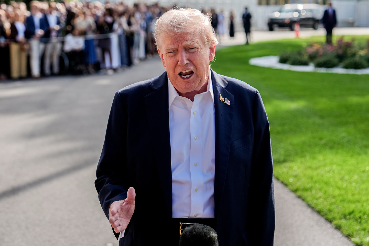 Trump to meet with top congressional leaders as a government shutdown looms