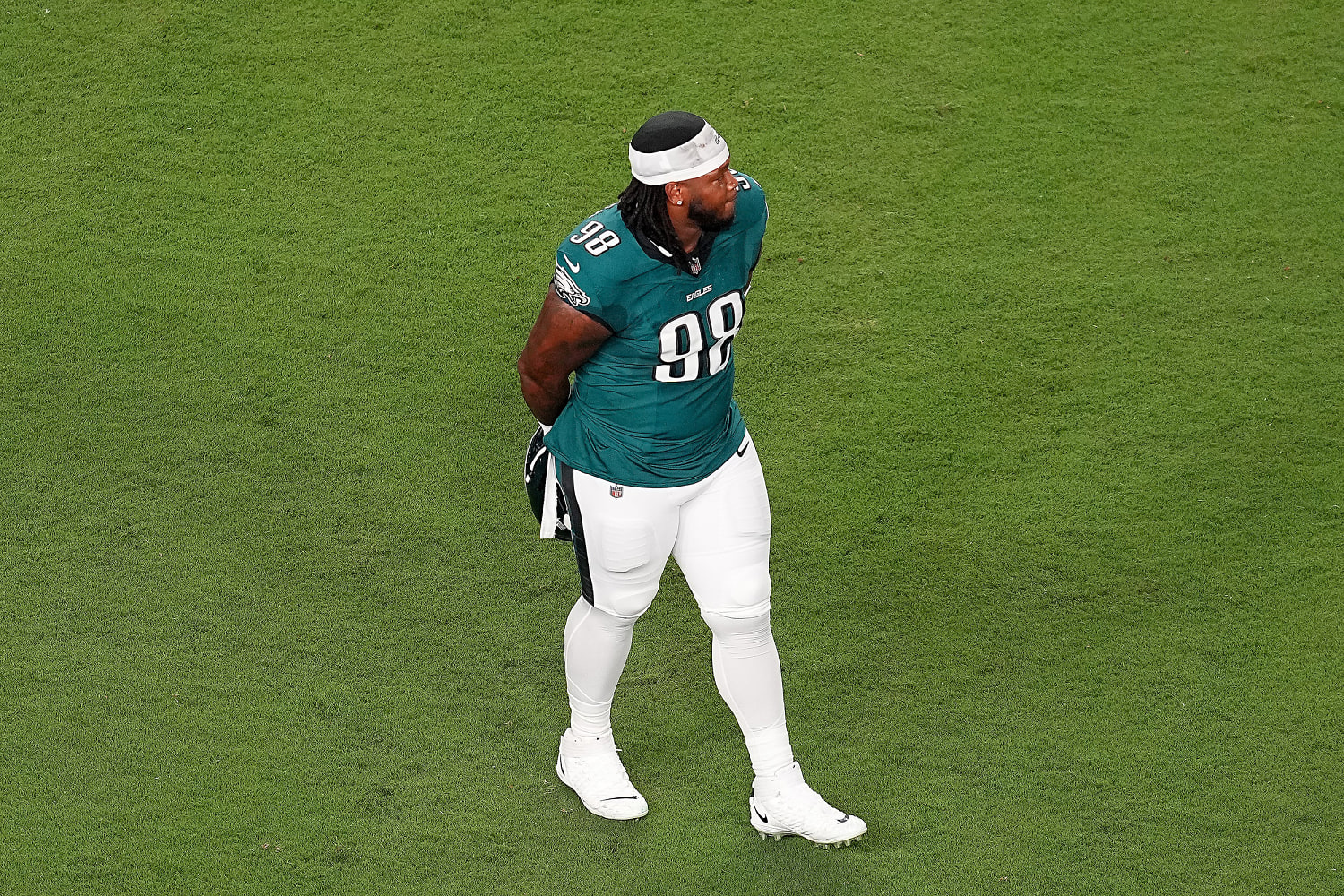 Eagles star Jalen Carter ejected after opening kickoff for spitting on Dak Prescott