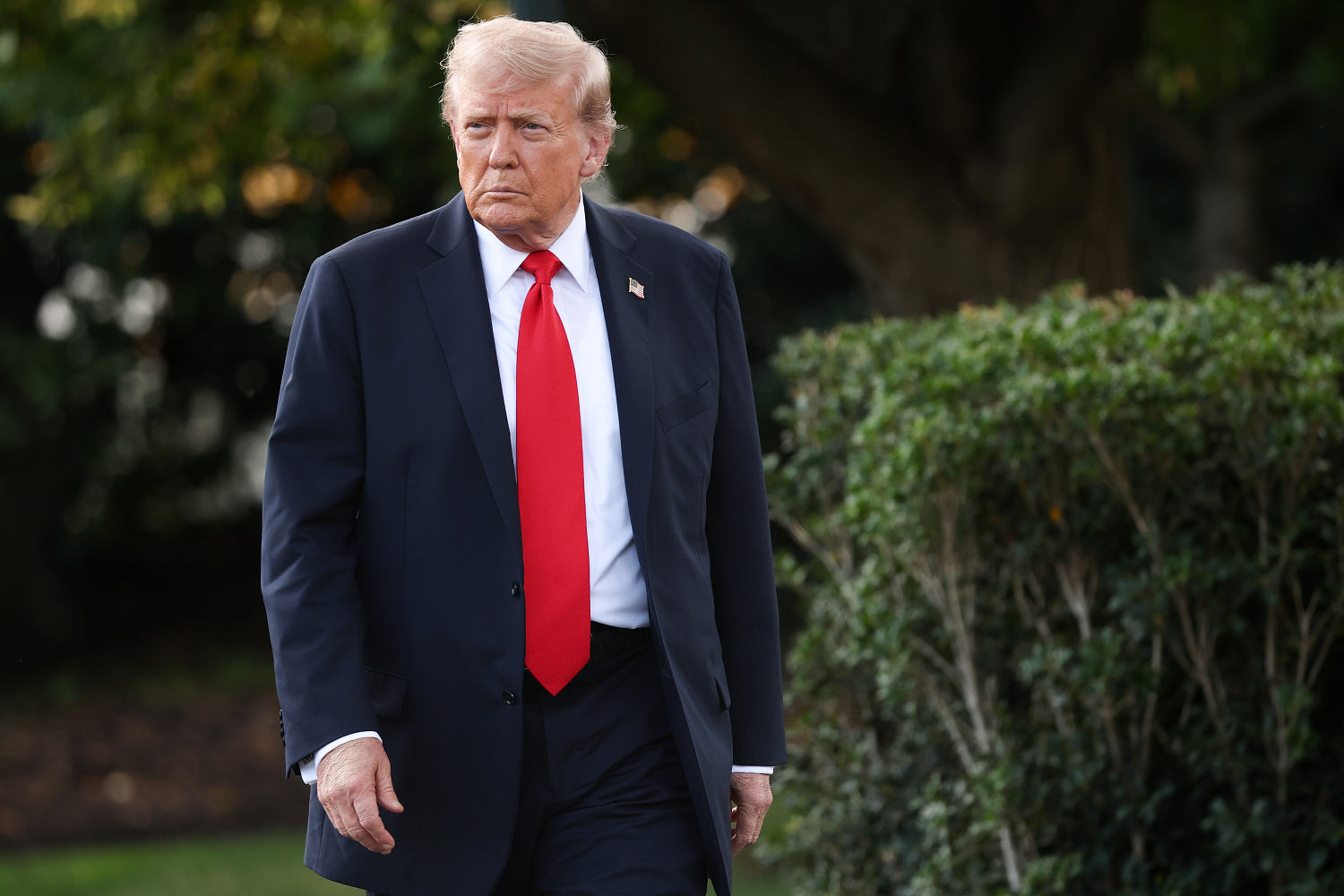 Trump signs executive order facilitating TikTok deal