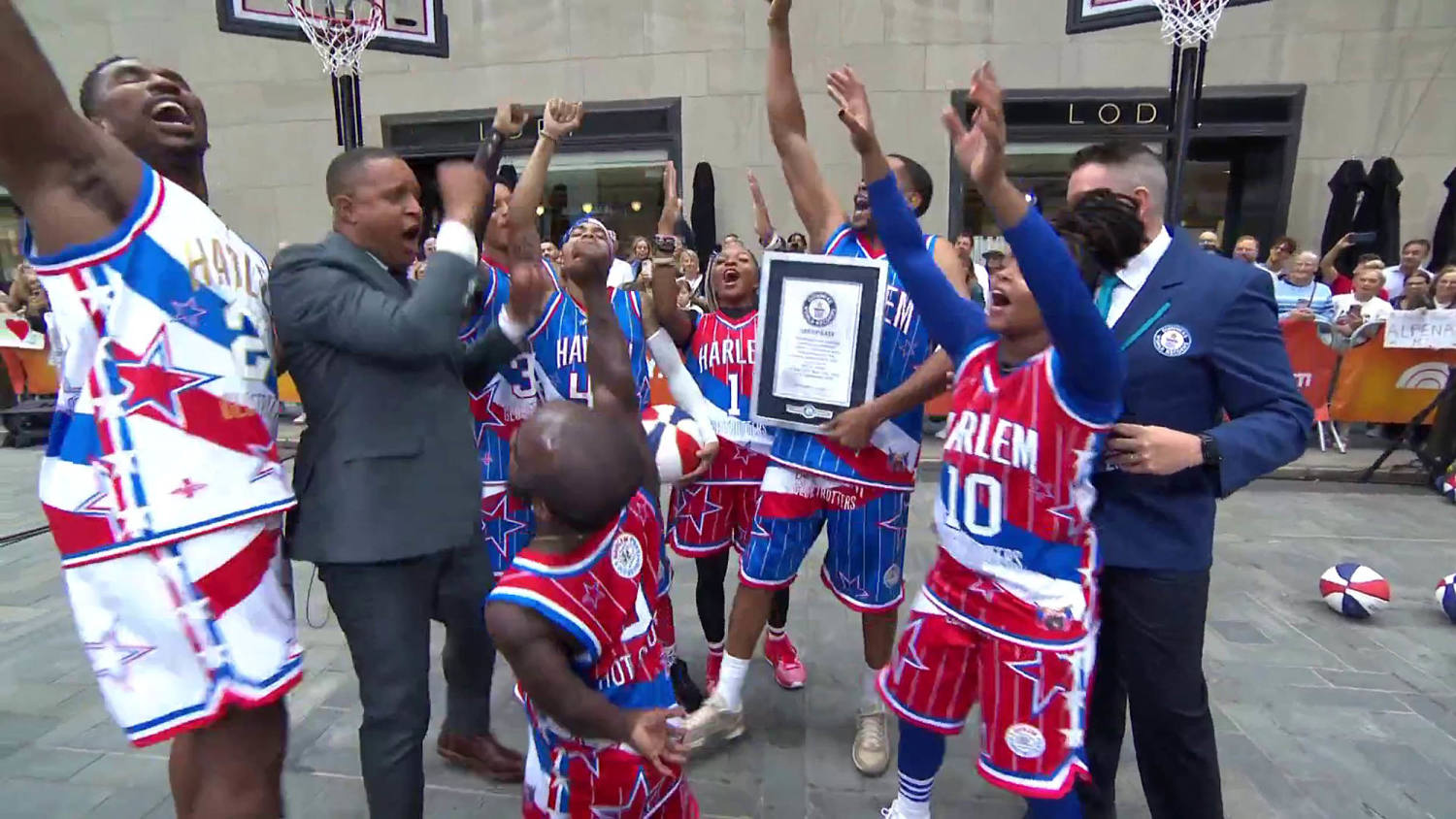 See Craig Melvin Help the Harlem Globetrotters Break a Guinness World Record
