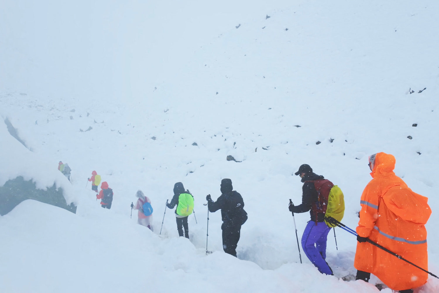 Over 200 hikers still stranded as blizzard hits Mount Everest