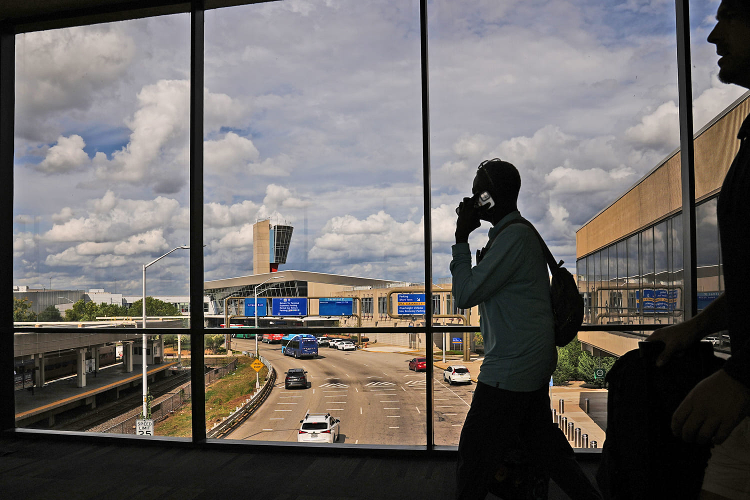 Travel delays spread to more airports as shutdown drags on
