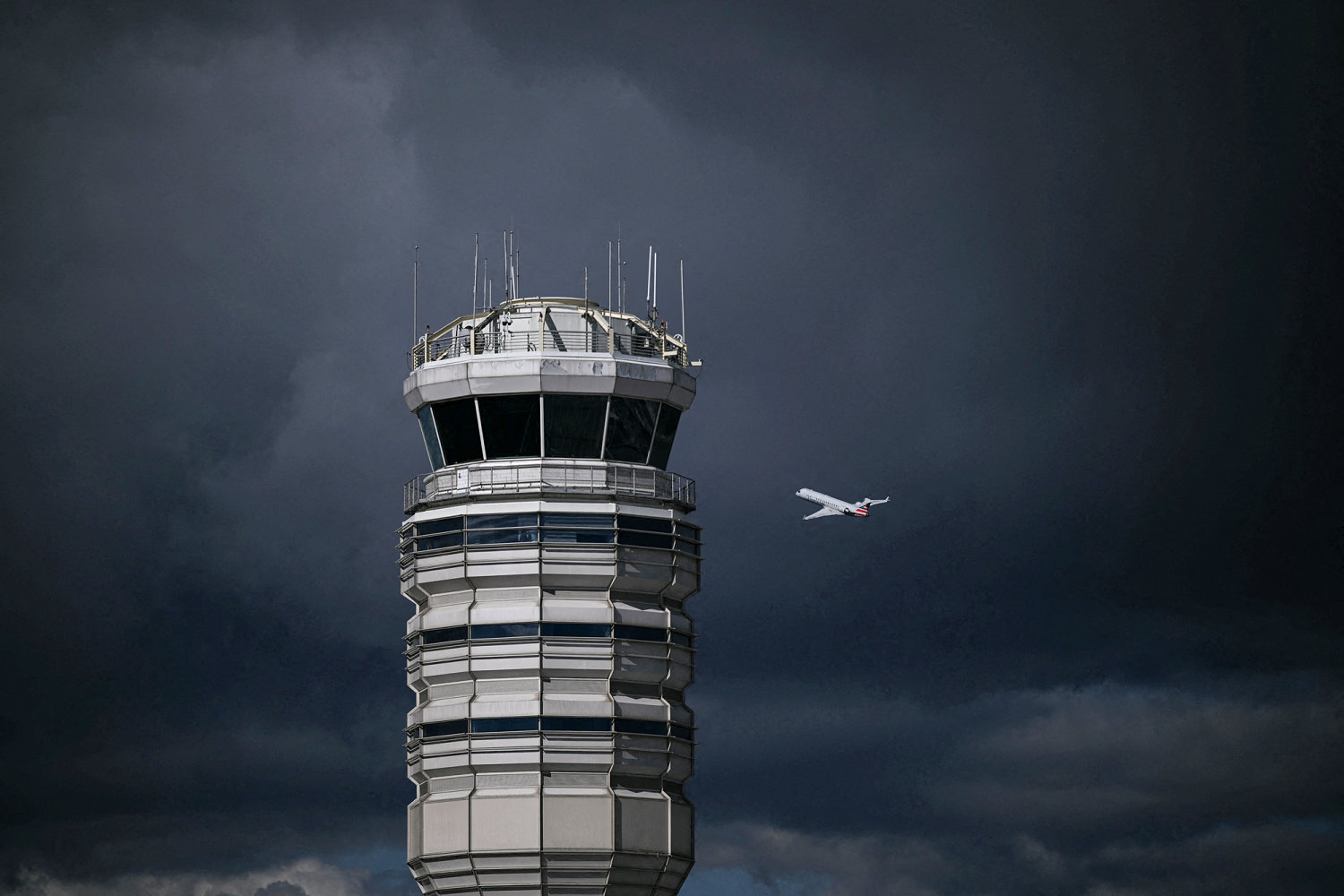 DOT chief threatens to fire air traffic controllers who skip work