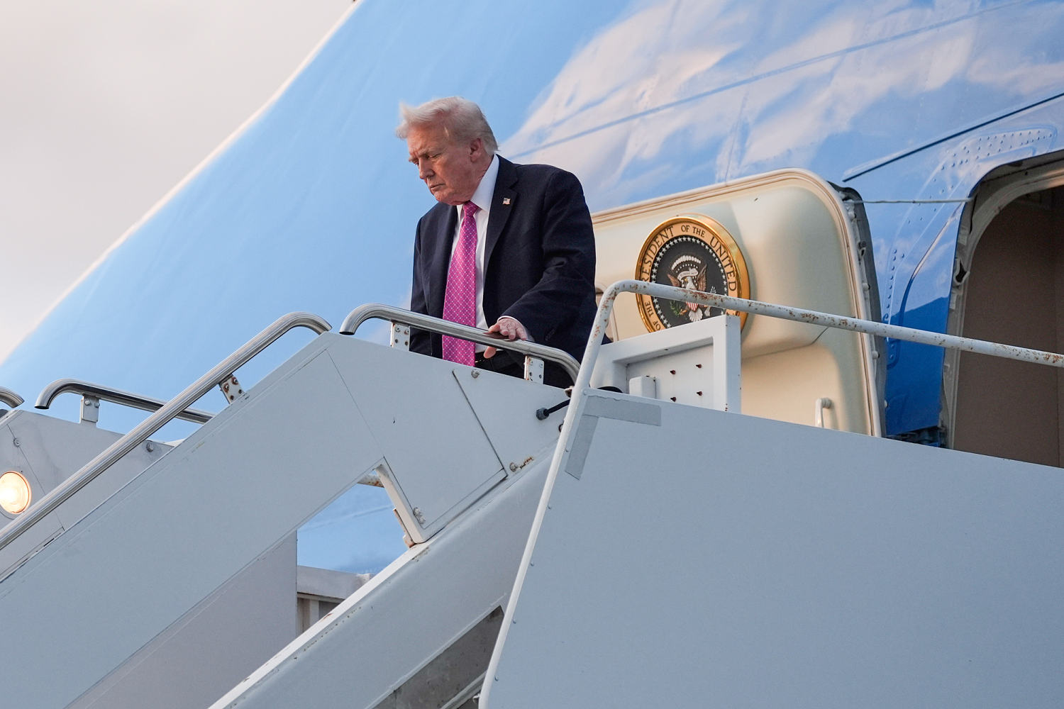 Secret Service discovers hunting stand with direct sight line to Trump's Air Force One exit