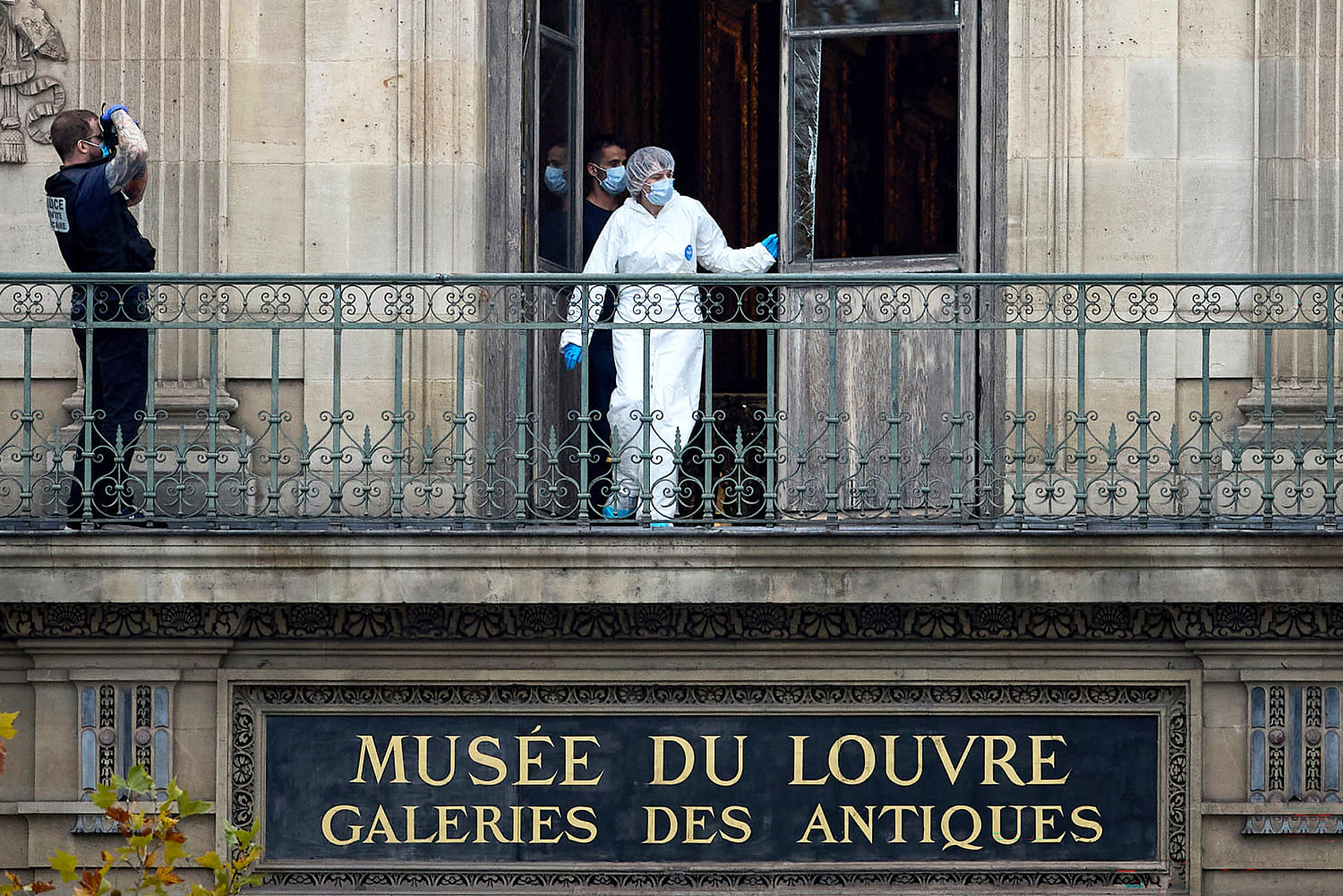 A daylight heist and a national 'humiliation': How 7 minutes at the Louvre stunned France