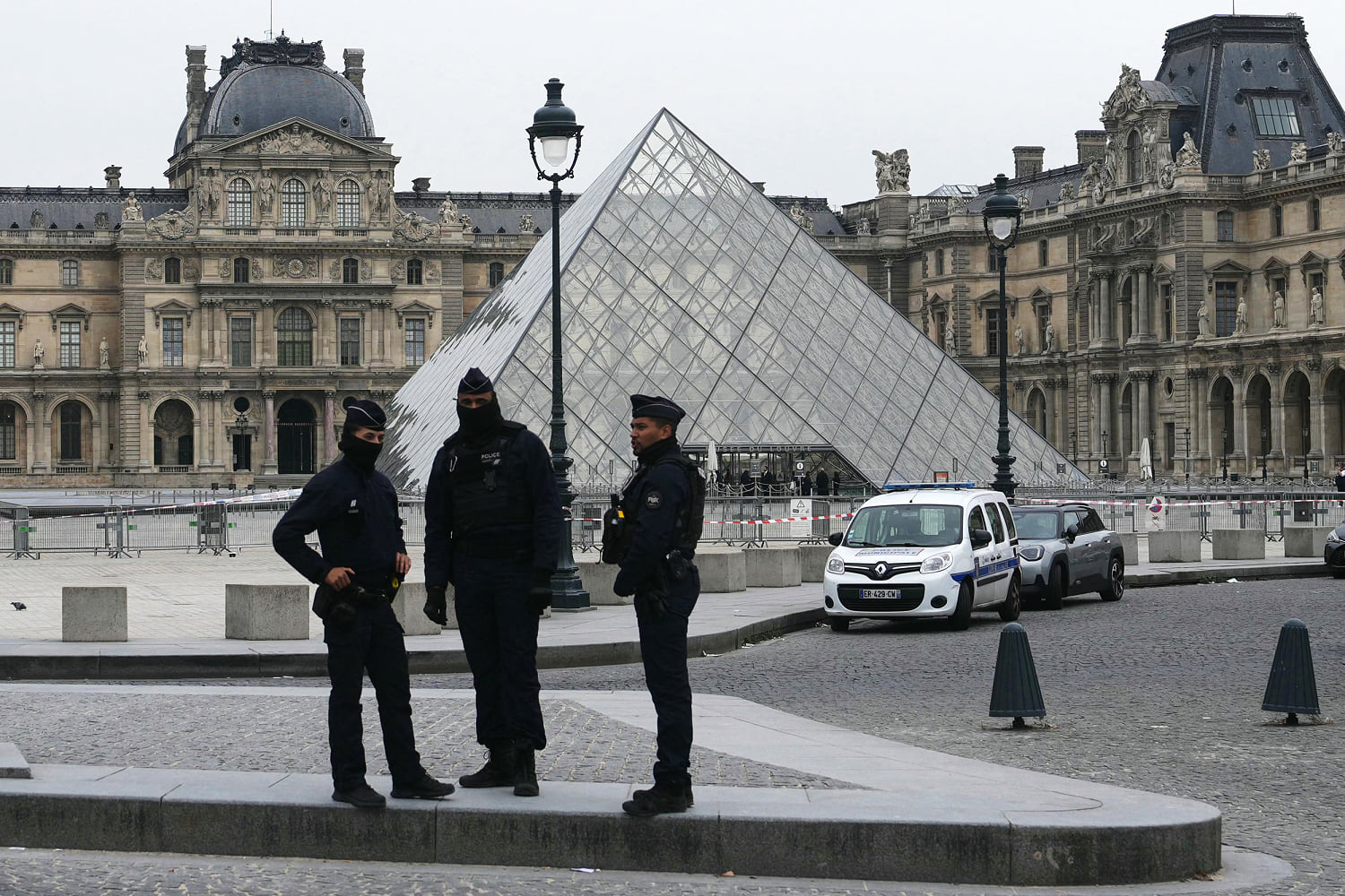 Police probe new video showing Louvre jewel thieves escaping
