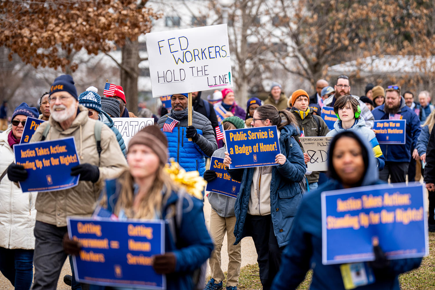 Largest federal workers union calls for an end to the shutdown, putting pressure on Democrats