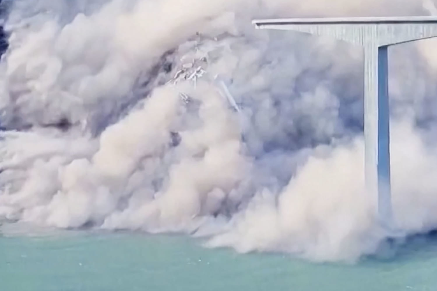 Video shows collapse of newly built bridge in China