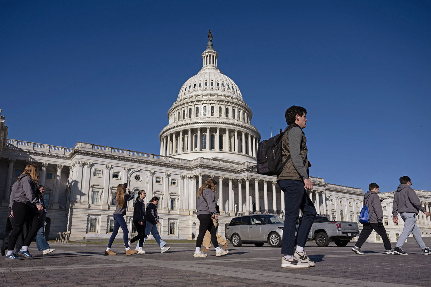 Federal employees begin to return to work as the government reopens