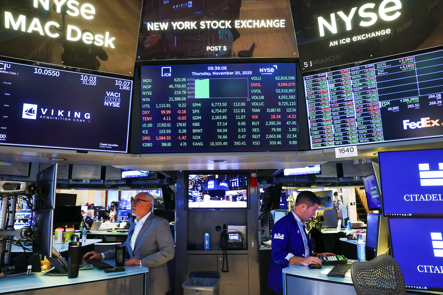 U.S. stocks bounce back, capping a wild week for markets