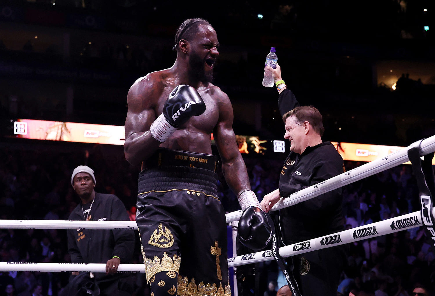 Former heavyweight champ Wilder edges a wild win over retiring Chisora