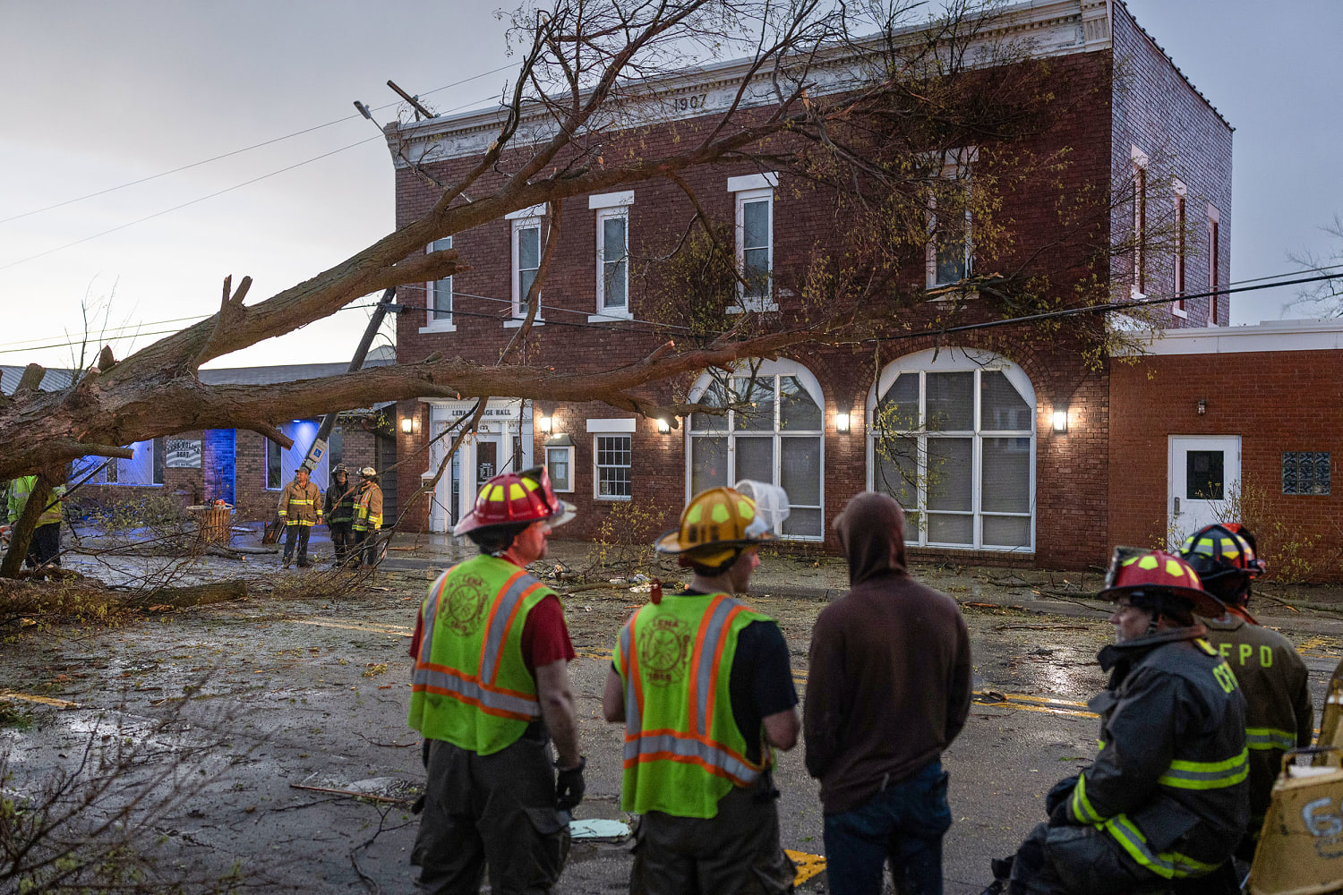 Powerful winds and reported tornadoes rip through the Midwest, leaving heavy damage but no deaths