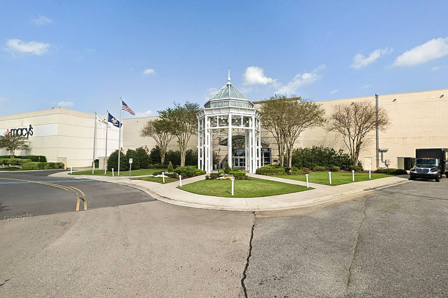 10 people injured in Mall of Louisiana shooting, suspects still at large