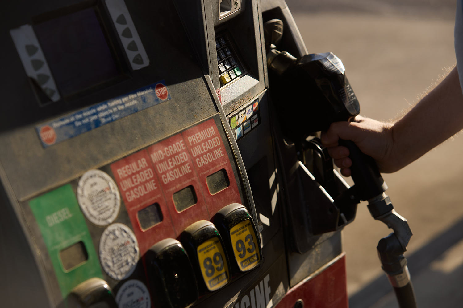 Why Falling Oil Prices Are a Trap for Consumers