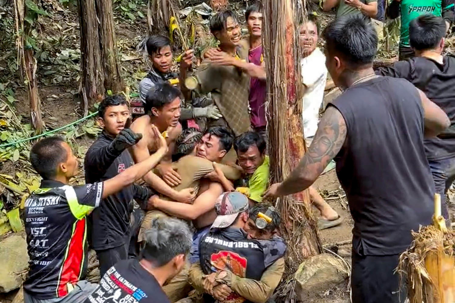 Rescuers race to save last two men trapped in Laos cave