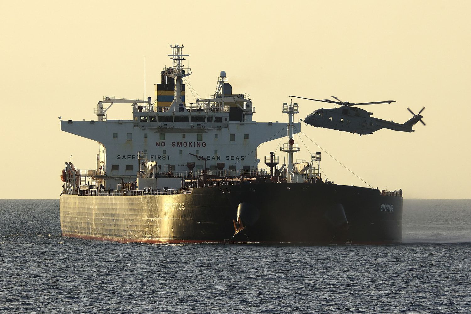 Russian warship fired warning shots near a yacht in the English Channel