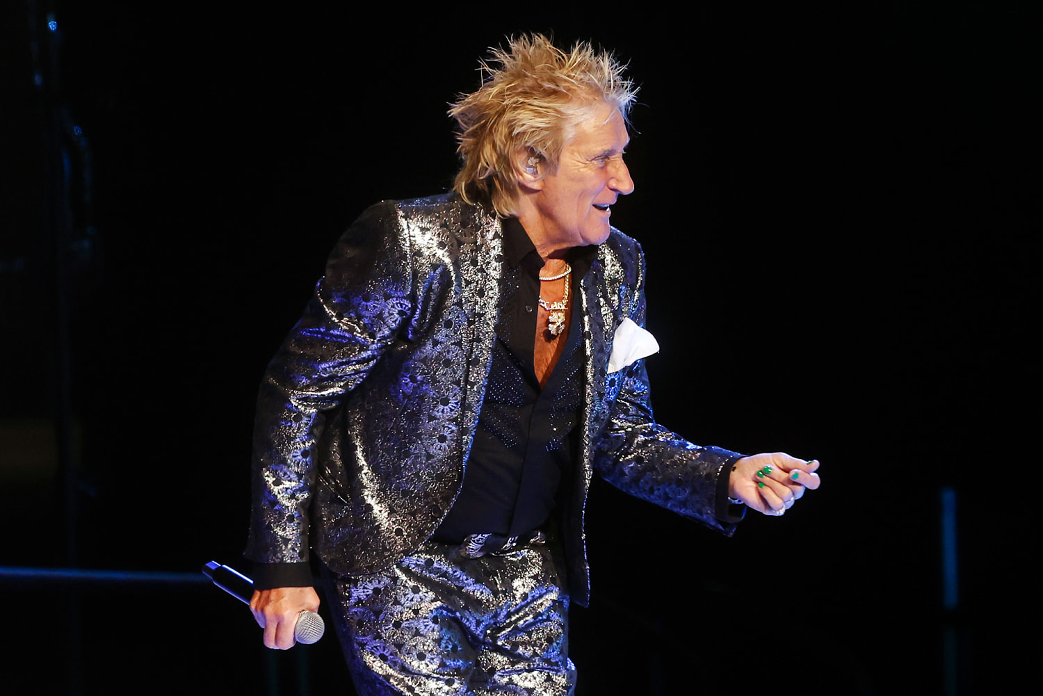 Rod Stewart pauses Utah concert after nearly fainting onstage
