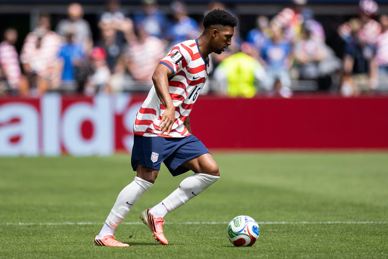 Football vs. fútbol: Who is the best Freeman? Dad Antonio salutes son Alex