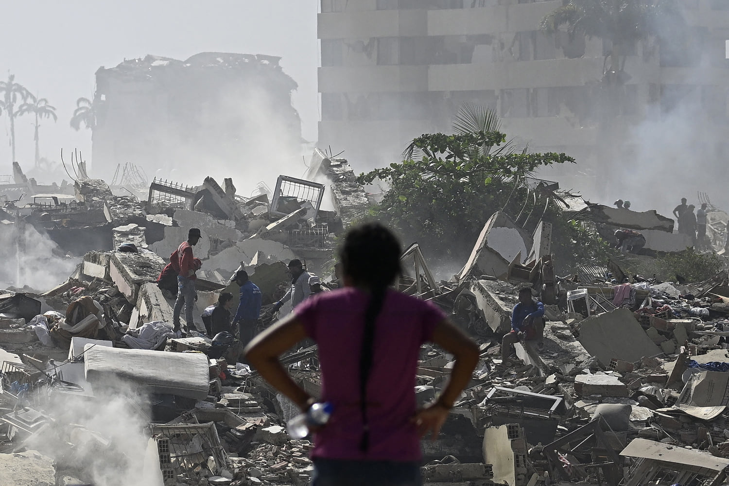 Venezuelans search through rubble as earthquake death toll rises