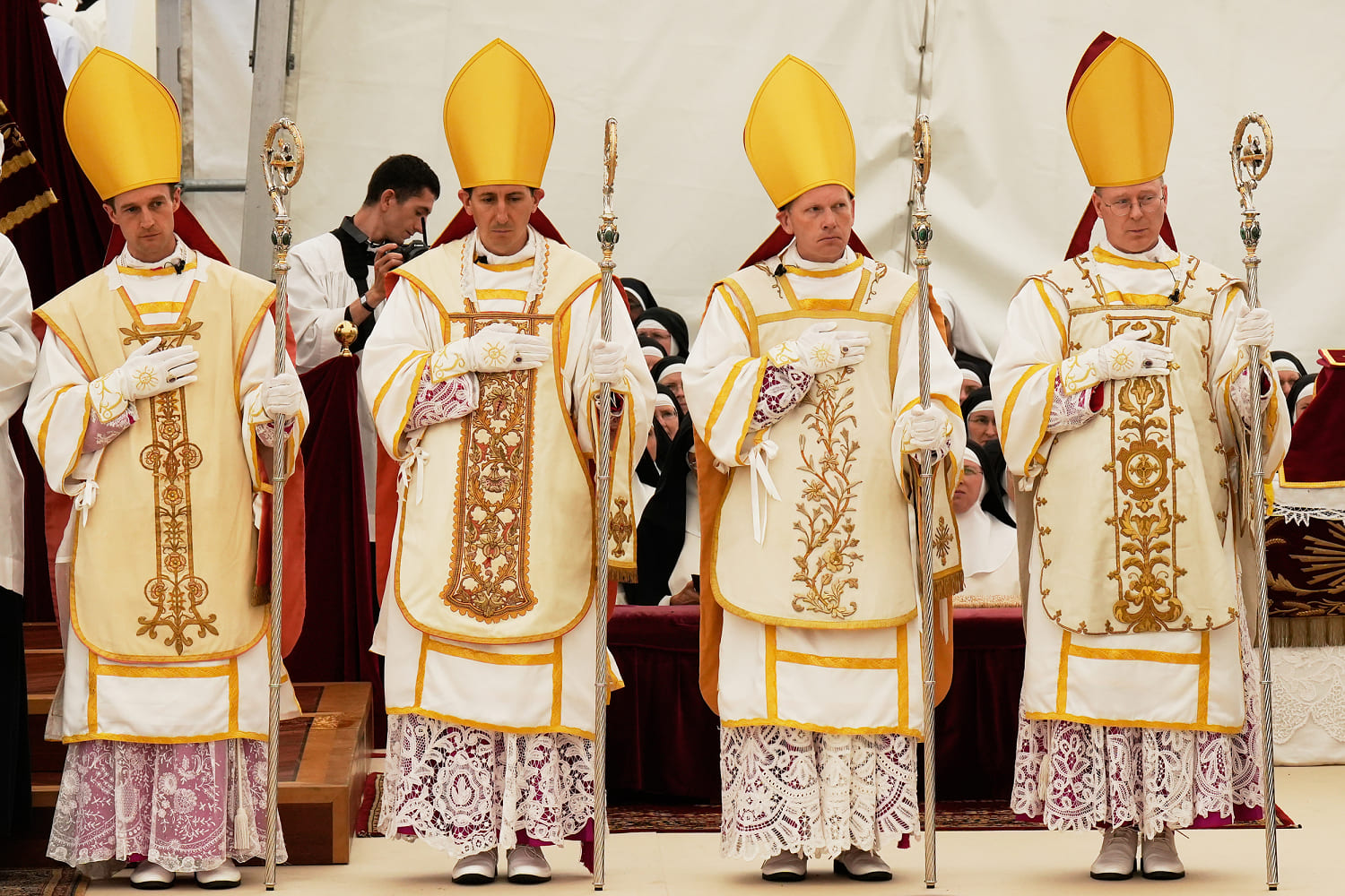 Who are the ultratraditionalists rebelling against Pope Leo and triggering a rupture with the Vatican?