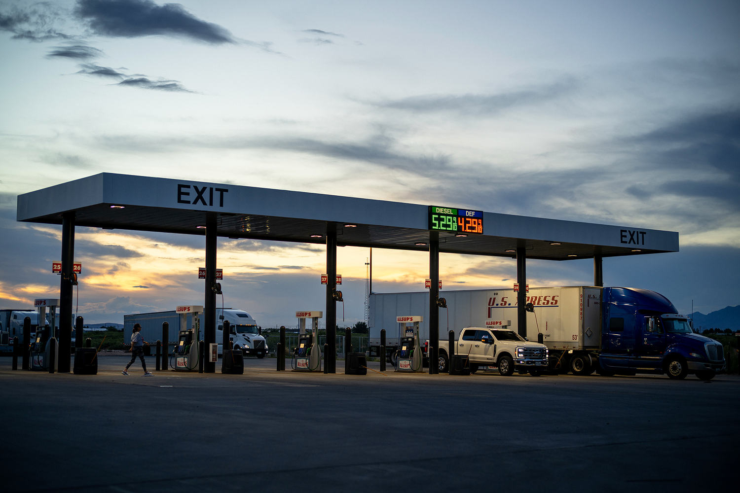 Low oil prices now ‘goal No. 1’ in Iran war, Vance says, as U.S. threatens new economic pressure