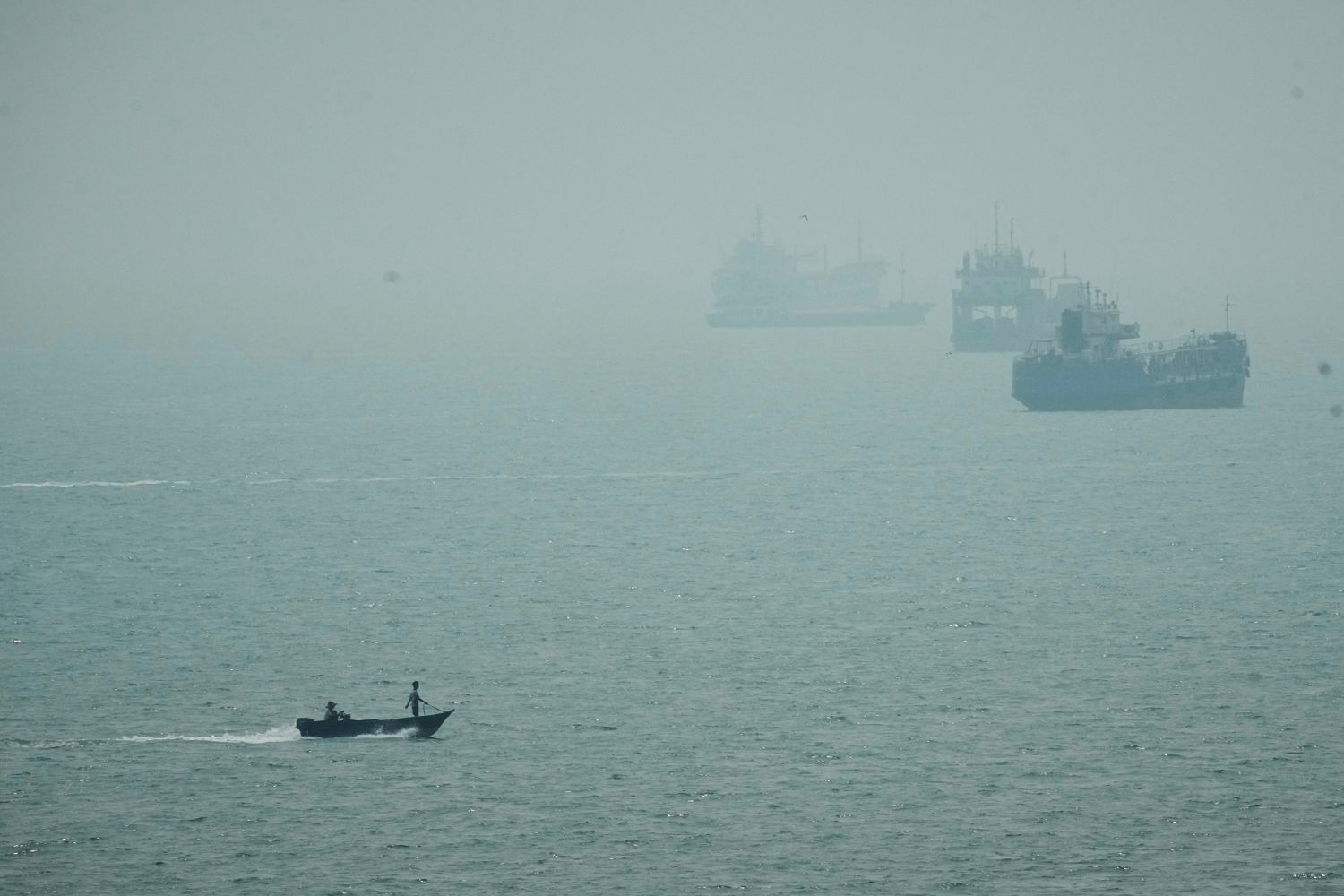 U.S. strikes Iranian tankers after more attempted missile attacks on Navy warship