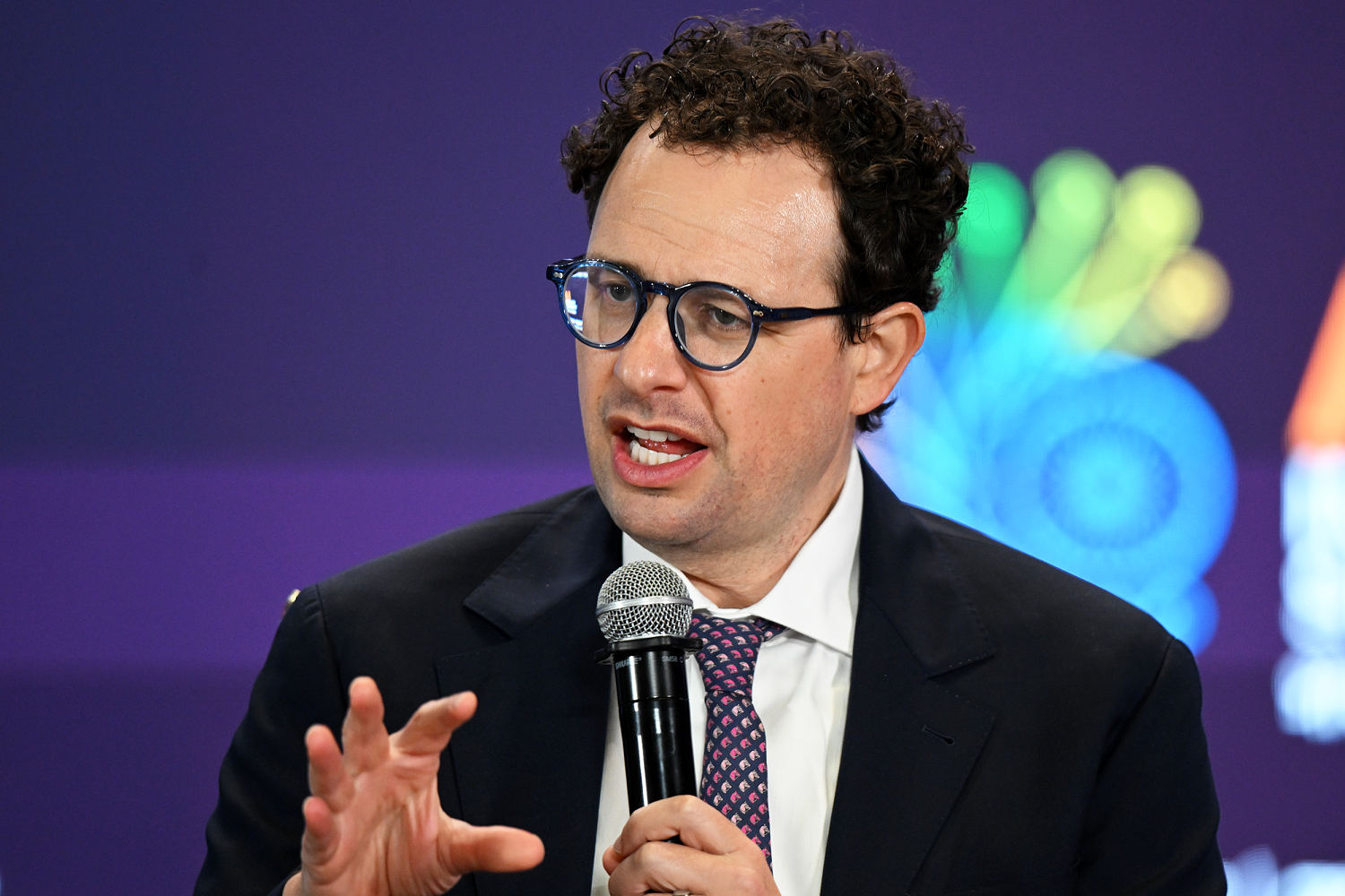 Stocks tumble after AI leaders warn that the industry should slow down