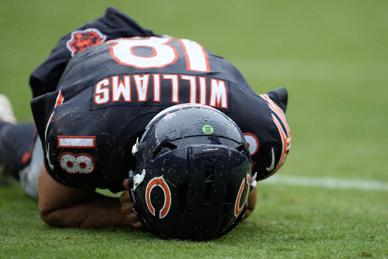 Bears quarterback Caleb Williams carted off with apparent leg injury vs. Vikings