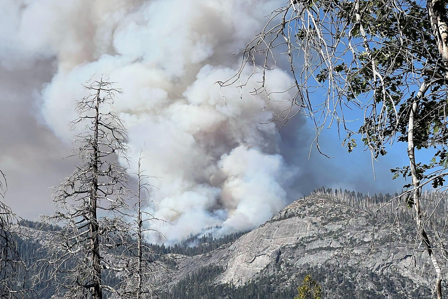 2 battling fire at Yosemite killed in helicopter crash