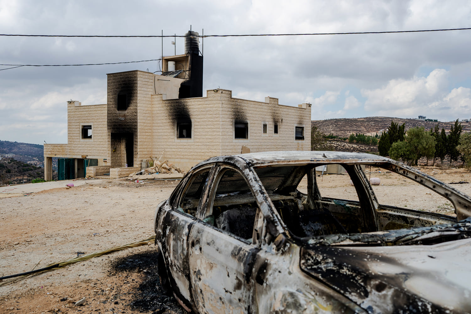 Jewish settlers clash with Israeli security forces to prevent Palestinian family’s return to West Bank home