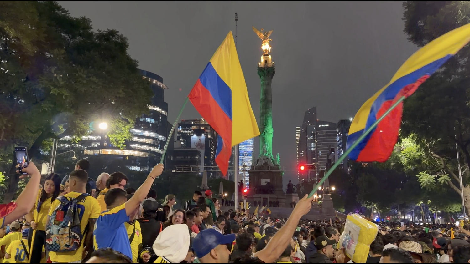 ¡Invasión colombiana en el Ángel de la Independencia! México se pintó de amarillo