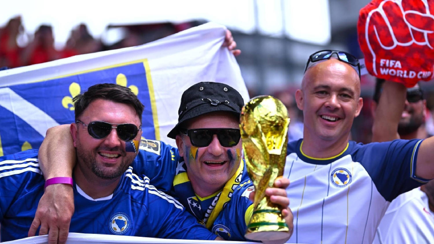 Bosnia-Herzegovina calienta motores para el inicio y su afición se entrega con ellos en el Mundial