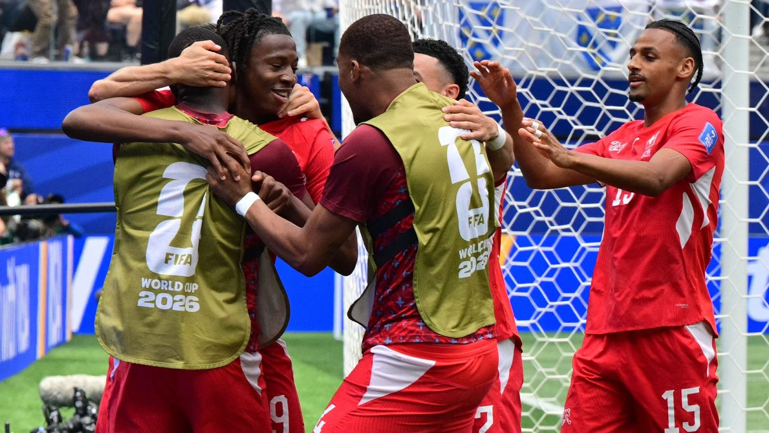 ¡BOMBAZO y adentro! Golazo de Johan Manzambi para adelantar a Suiza ante Bosnia & Herzegovina